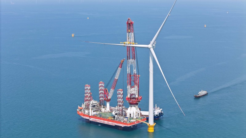 首台风机安装完成（吴依林 摄）