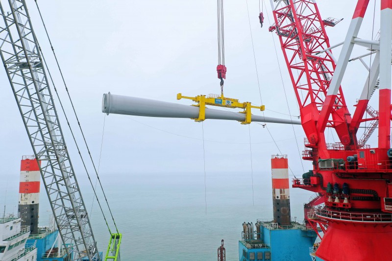 风机叶片吊装（秦童杰 摄）